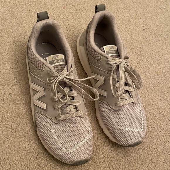 New Balance Shoes 9.5 - Picture 2 of 5